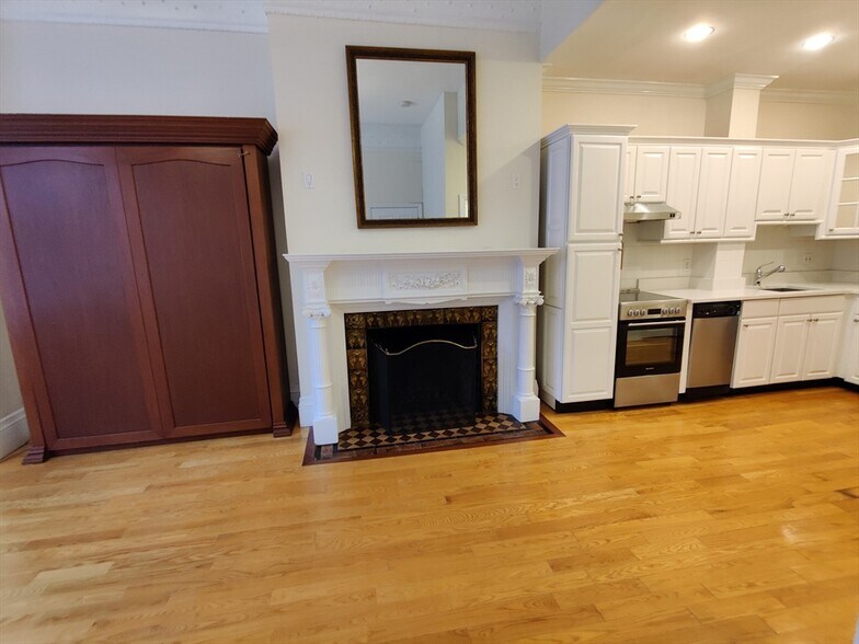 Building Photo - 394 Marlborough St
