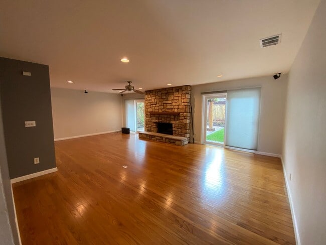 Building Photo - Well maintained 3 bed 2 bath home in Thousand Oaks neighborhood available!