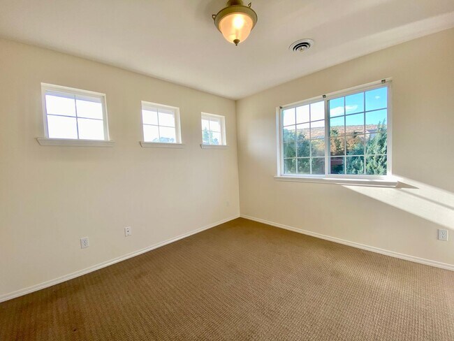 Building Photo - West Valley Home on a Hill