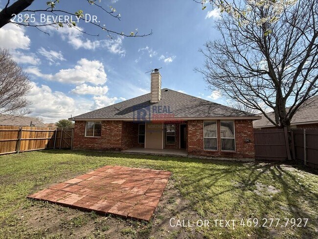 Building Photo - 2825 Beverly Dr