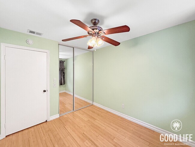 Building Photo - Spacious 3B/2.5BA Multi-Level Home in Redwood Village with Attached Garage, Private Patio & Commu...