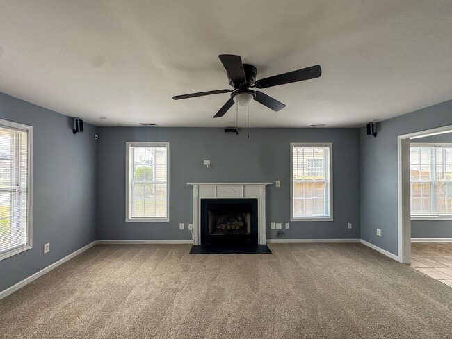 Building Photo - Spacious 3 Bed 2.5 Bath Home with Fenced Backyard