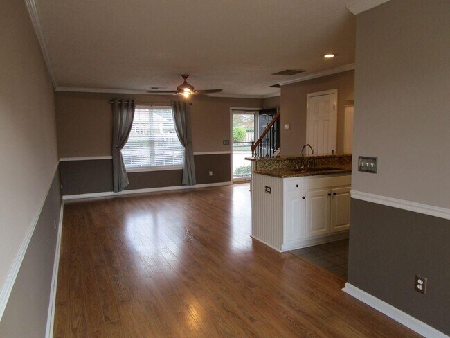 Building Photo - 2828 Florence Dr