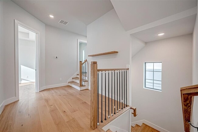 Building Photo - 1222 W 24th St