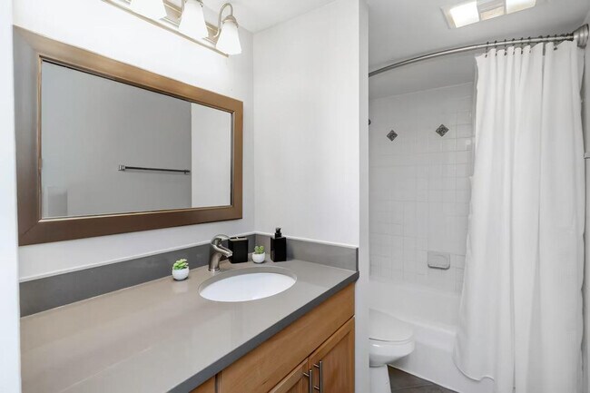 Building Photo - 4401 W Kennedy Blvd