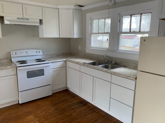 Building Photo - 911 E Ash St