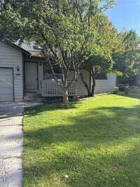 Building Photo - NE 3 BDRM, 2 Bath House, NEW Carpet & Pain...
