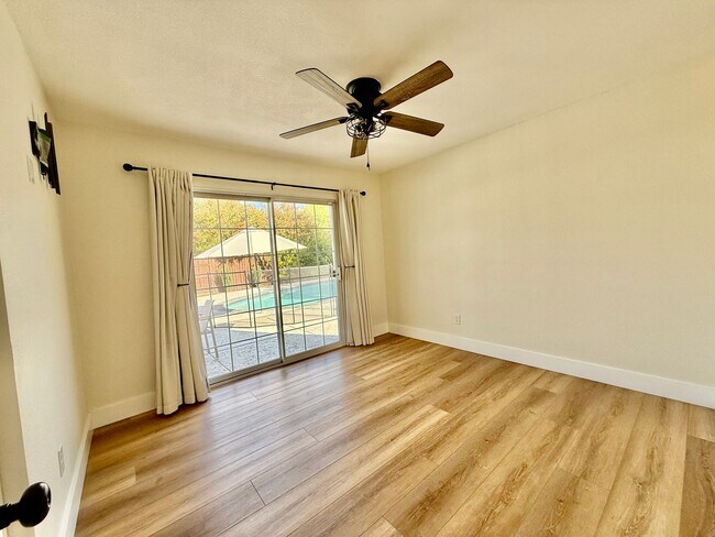 Building Photo - 310 Creekside Ct