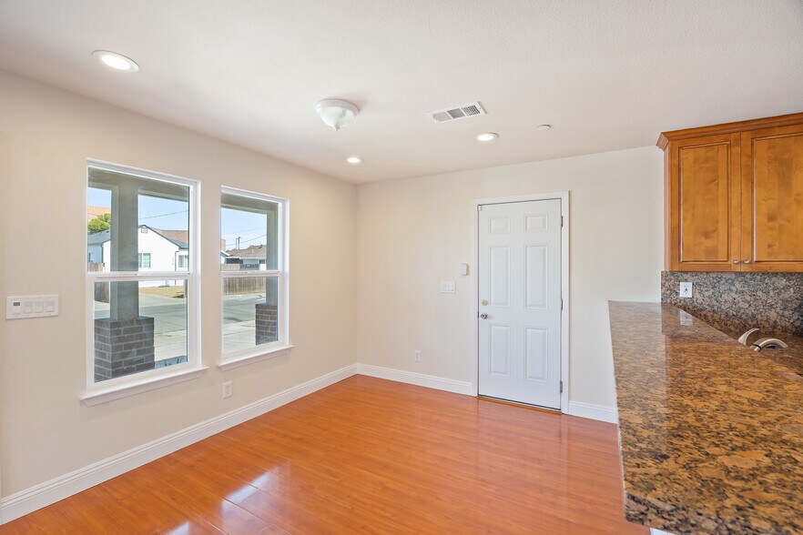 Building Photo - 3910 San Carlos Way