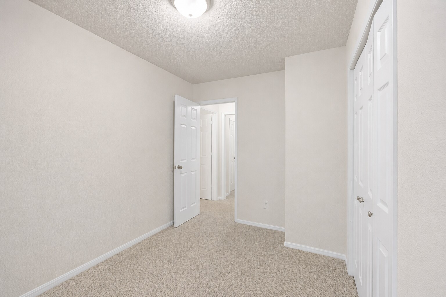 Building Photo - 1054 W 20th Ave