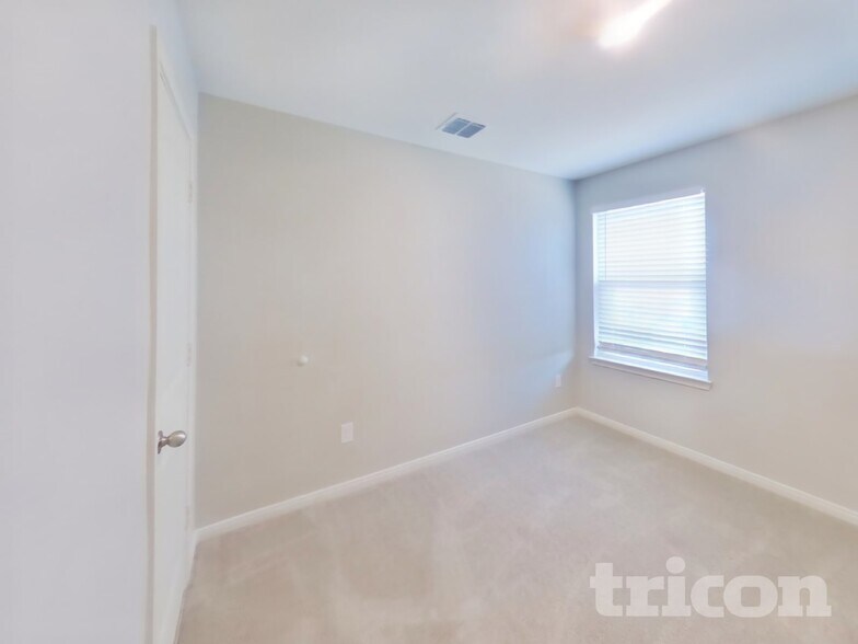 Building Photo - 12045 Latour Vly