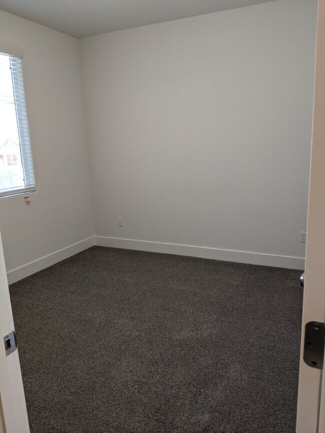 Building Photo - Prime location in Merced!