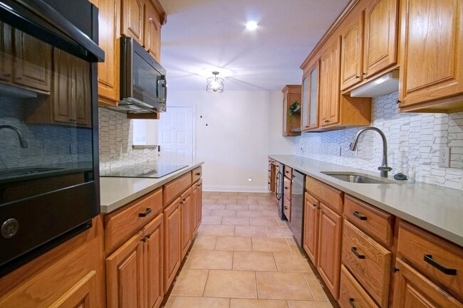 Building Photo - Modern 2-Bedroom Condo Across from the Bay...