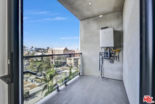 Building Photo - 1537 S Wilton Pl