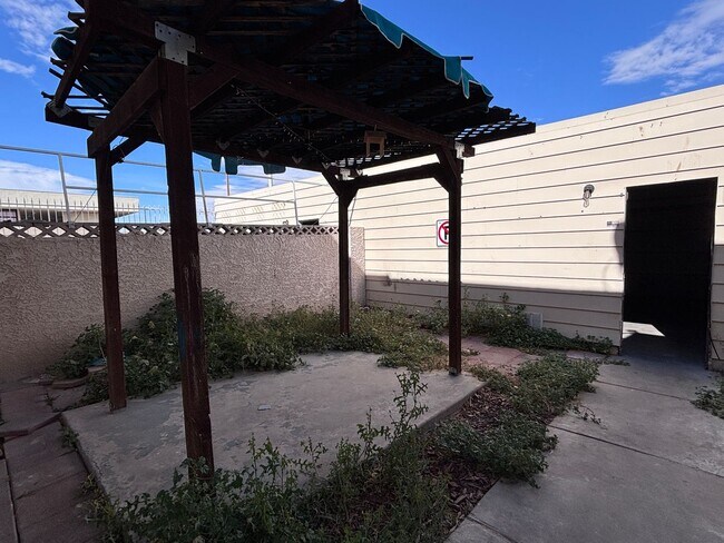 Building Photo - Two-Story Townhouse with Detached Garage