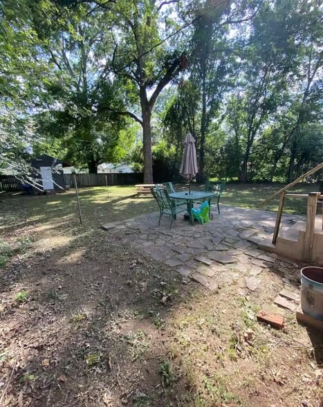 Fully fenced backyard - 513 Hayes St
