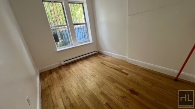 Building Photo - NEWLY RENOVATED BEAUTIFUL 2 BEDROOMS WITH ...