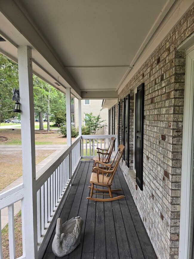 Building Photo - 111 Greentree Dr