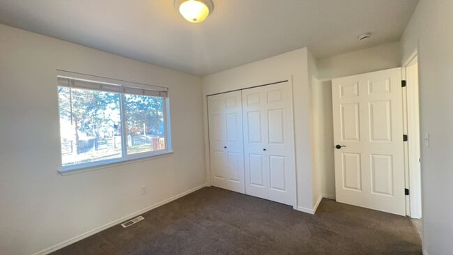 Building Photo - Charming 3 Bedroom / 2 Bathroom Home in NW Redmond