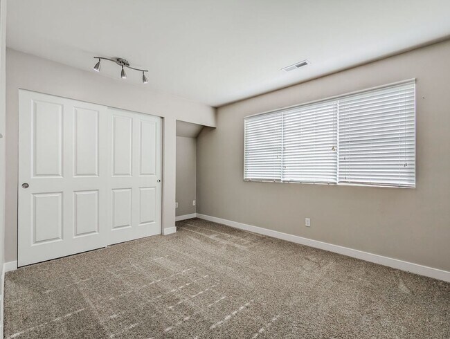 Building Photo - Beautiful 3 bed, 2.5 bath home with fully ...