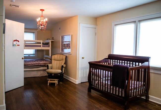 Building Photo - Gorgeous 4-Bed 2-Bath in Beaver Hills