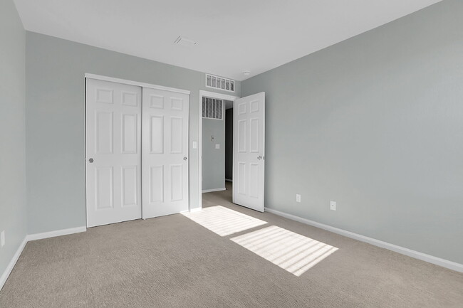 Building Photo - $2,500 - 3 Bed, 2.5 Bath Townhome with Central AC, and In Unit Laundry!