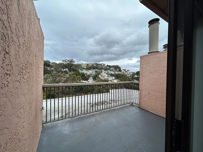 Building Photo - Large 2 BR / 2 BA featuring Cathedral Ceilings, Washer & Dryer, Plus Parking Included!