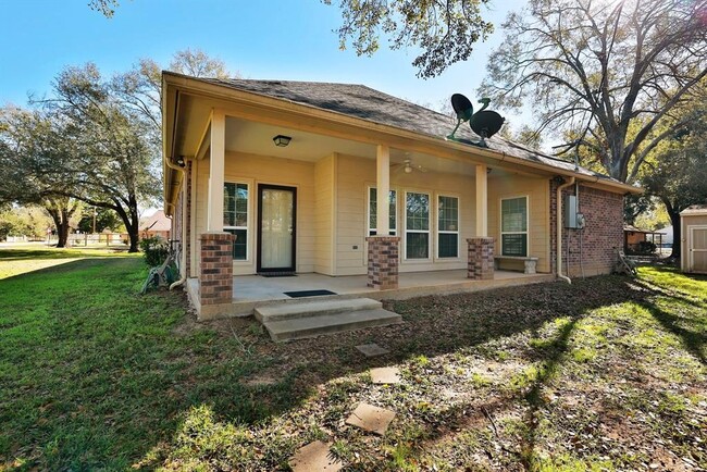 Building Photo - 2215 Penick Rd