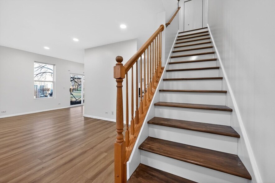 Building Photo - 708 Meadowridge Dr