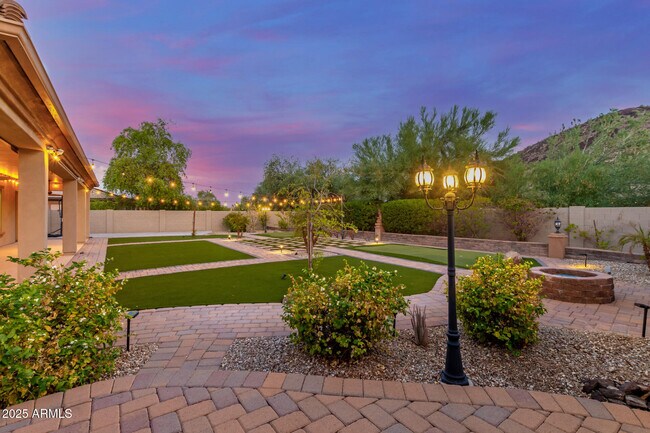 Building Photo - 5811 W Bonanza Ln