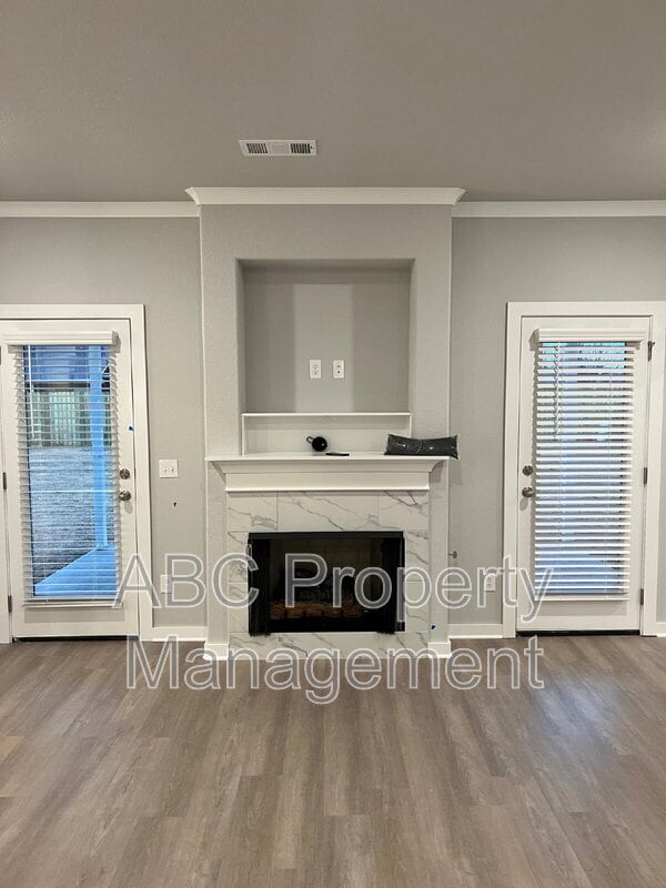 Building Photo - 426 W Tyler Rd