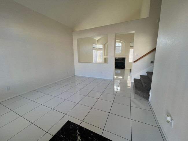 Building Photo - Don't Miss Out On This Beauty