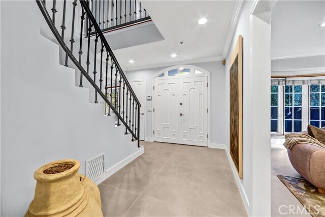 Building Photo - 725 N Doheny Dr