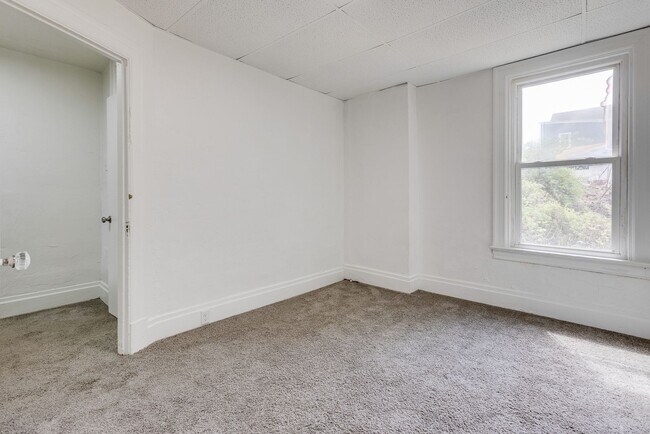 Building Photo - 112 Tecumseh St