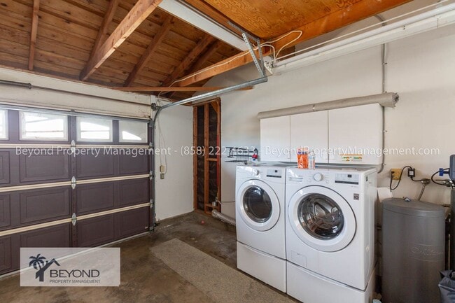 Building Photo - STYLISHLY UPGRADED 4BD HOME – PET FRIENDLY...