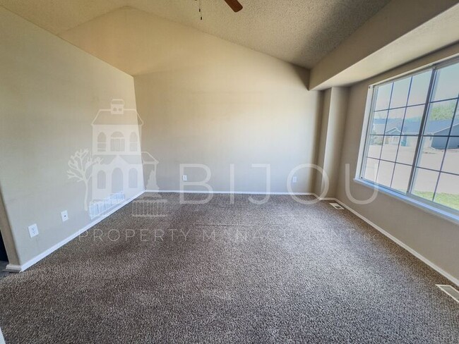 Building Photo - 850 Marshall Dr