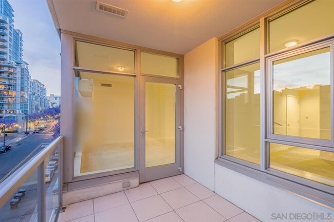 Building Photo - Beautiful 1Br/1Ba Downtown San Diego Condo In High-rise! Water Included! With Parking, Gym, Pool,...
