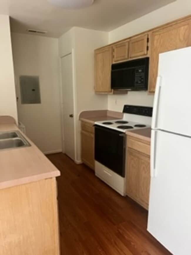 Building Photo - 2 Br 2 Bath