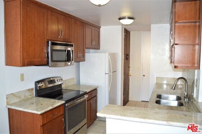 Building Photo - 6050 Canterbury Dr