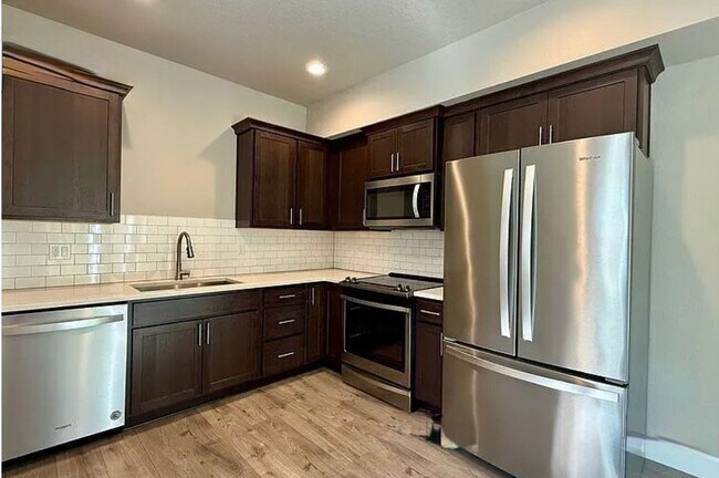 Building Photo - 1058 NE Regan Hill Loop