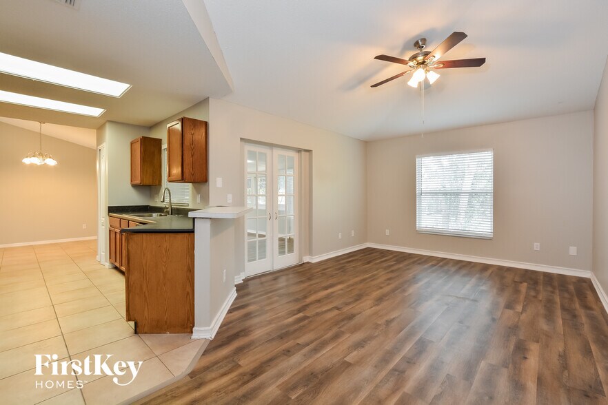 Building Photo - 1066 Ireland Dr