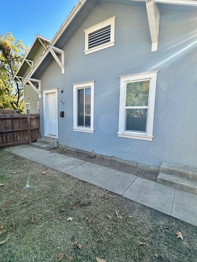 Building Photo - 2 Bedroom House Available Now!