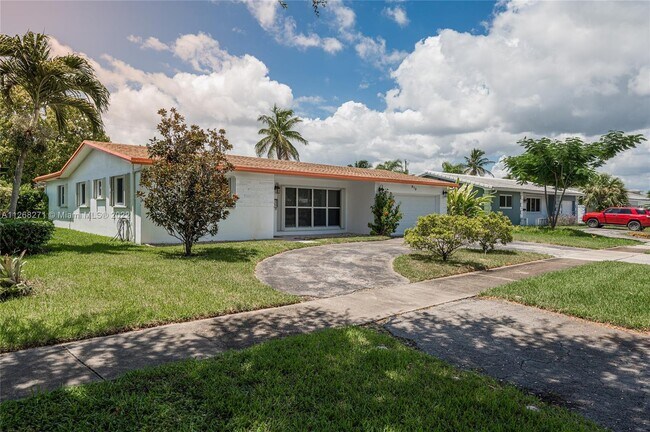 Building Photo - 810 S Rainbow Dr