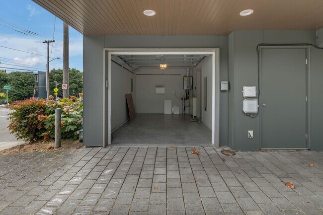 Building Photo - Modern Townhouse with Rooftop Deck & Skyli...
