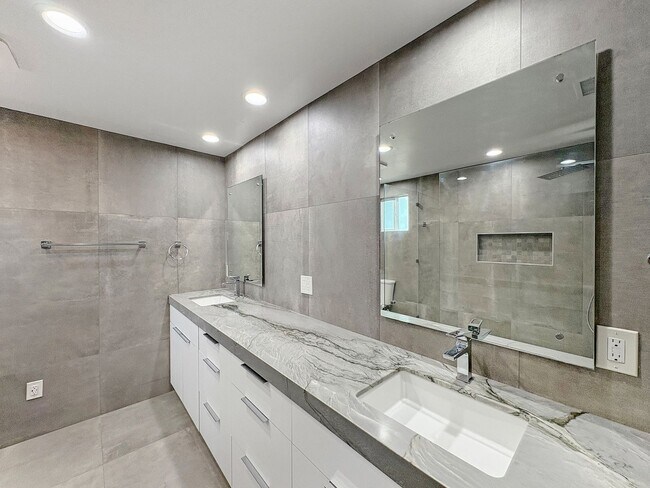 Building Photo - Spacious 5BD/4BA Poway Home with Hill View...
