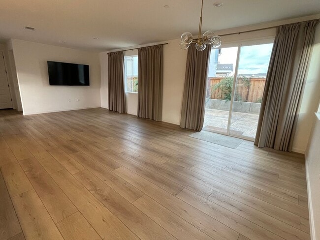 Building Photo - Beautiful new home with open floor plan av...