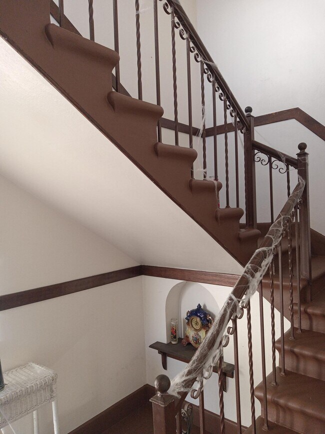 Building Photo - 128 Falcon Ave