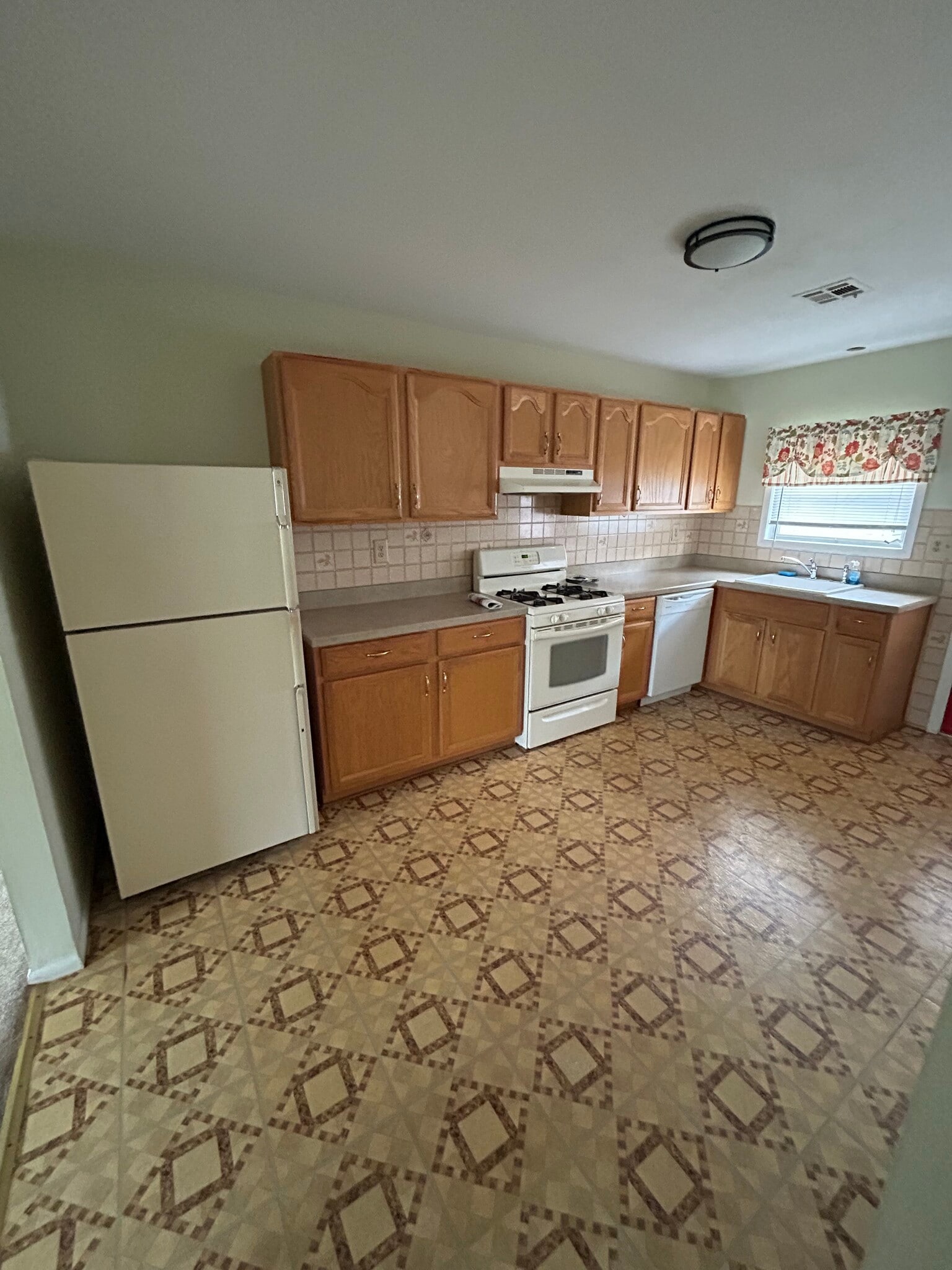 Kitchen - 53 Vail St
