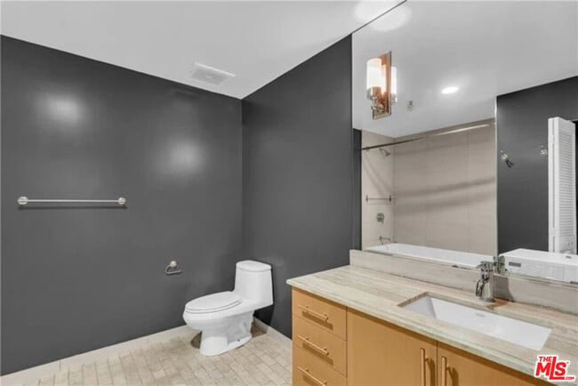 Building Photo - 510 S Hewitt St