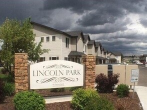 Building Photo - Desirable 2 bed, 2.5 bath Lincoln Park tow...